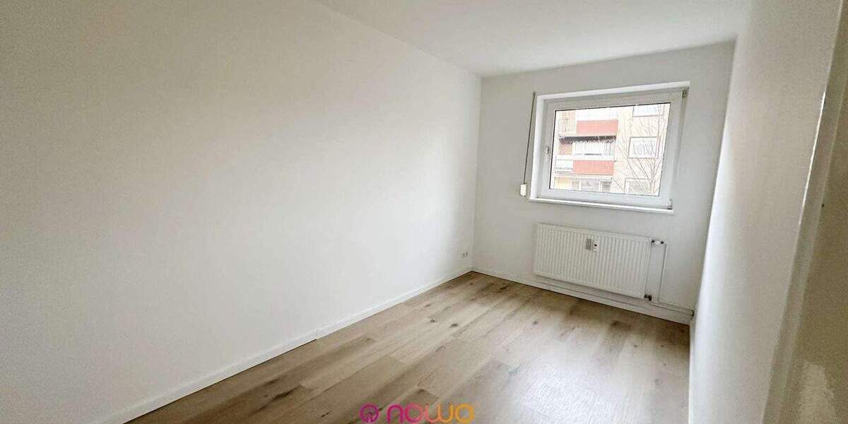 Modernisierte Erdgeschoss-Eigentumswohnung mit Balkon, Einbauküche und Garage in Salzgitter-Thiede 3 zimmer