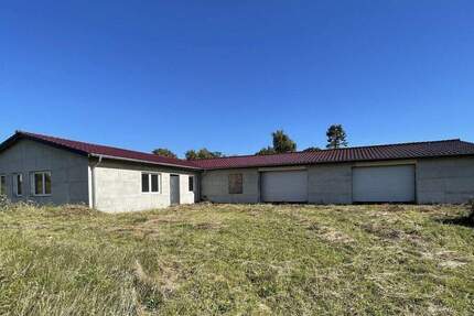 Großzügiges massives Gebäude mit Lagerhalle auf großem Grundstück zimmer