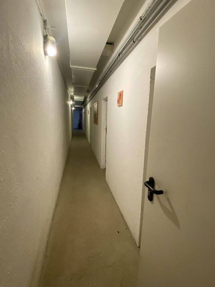 Ehemaliger, denkmalgeschützter Tarnbunker im Stil eines Bauernhofs
