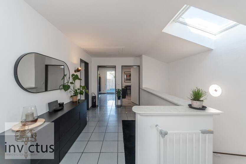 Ein Haus, das mehr kann: Wohnen, Arbeiten & Wohlfühlen – mit Garten, Innenhof und Parkmöglichkeiten. 13 zimmer