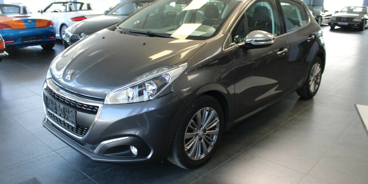 Peugeot 208 PureTech 110 Allure - Panorama - 84.341 km 8.980 &euro; Euskirchen 53881