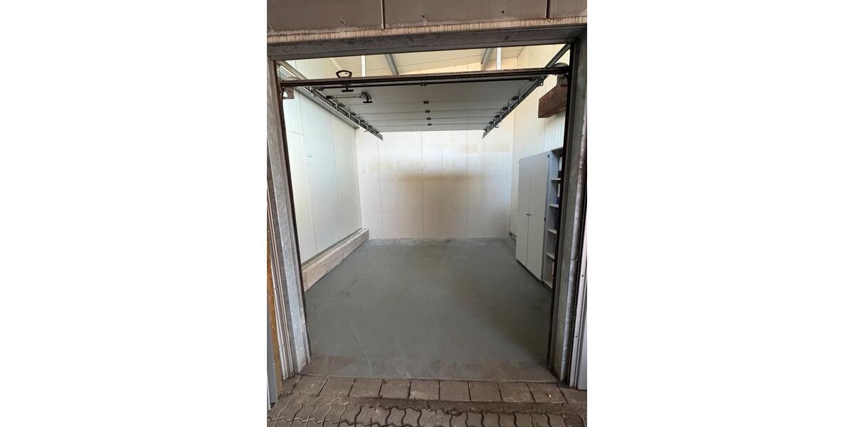 Halle gewerbl, Immobilie zur Vermietung mit Büro und Außenlager zimmer