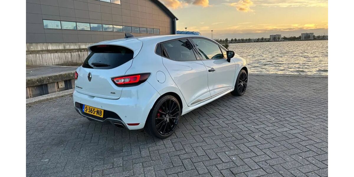 Renault Clio 114.300 km 9.347 &euro; Bergen op Zoom 04624