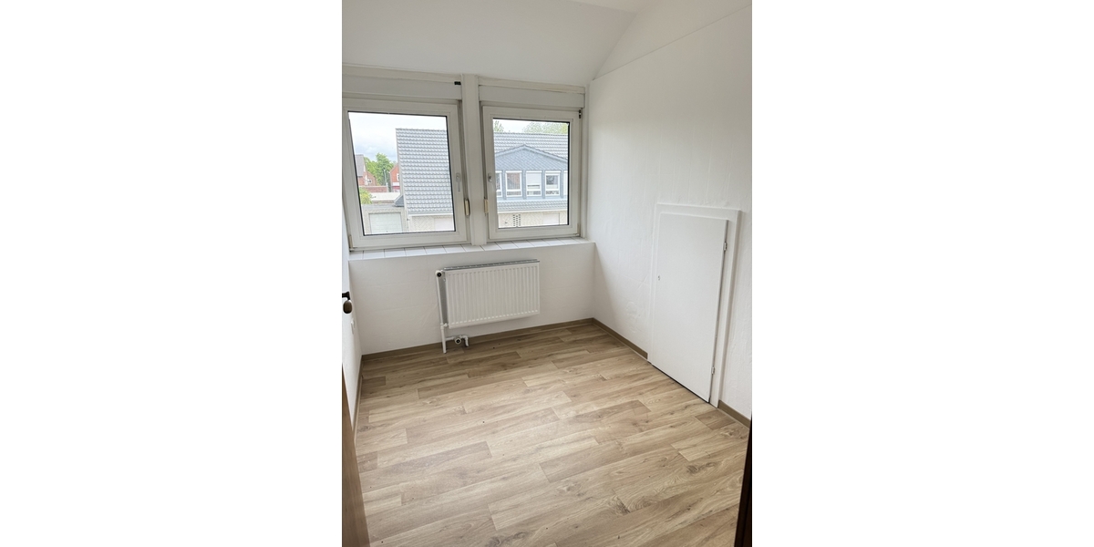 Oberwohnung mit Balkon am Obenende in zentraler Lage - Dachgeschoßwohnung Papenburg | Angebot:26095806