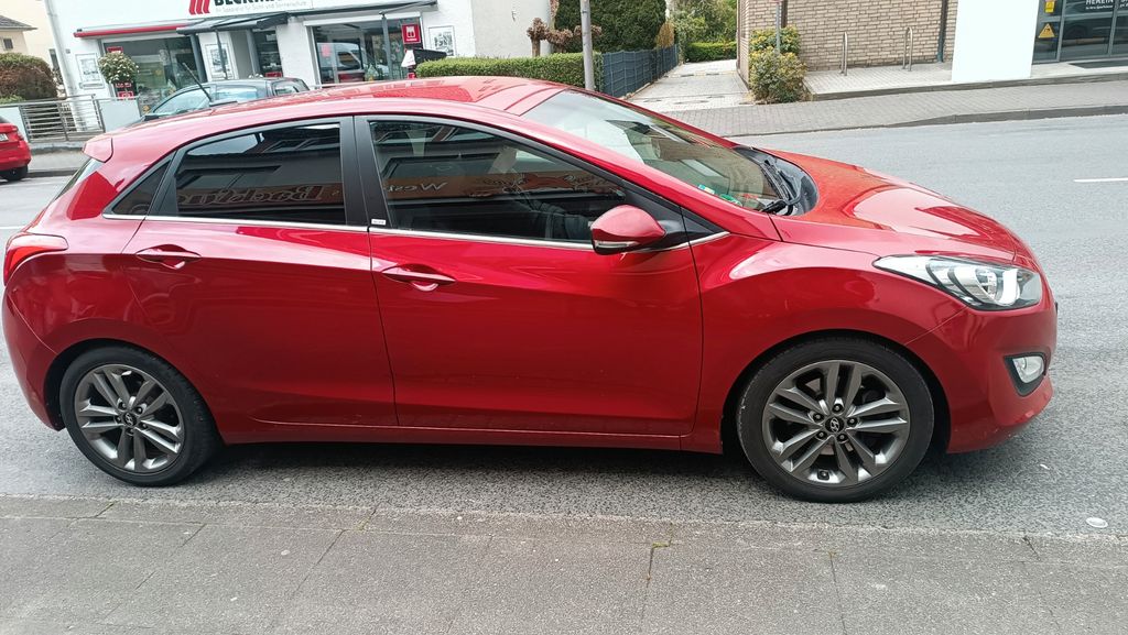 Hyundai i30 152.000 km 8.200 &euro; Detmold 32756