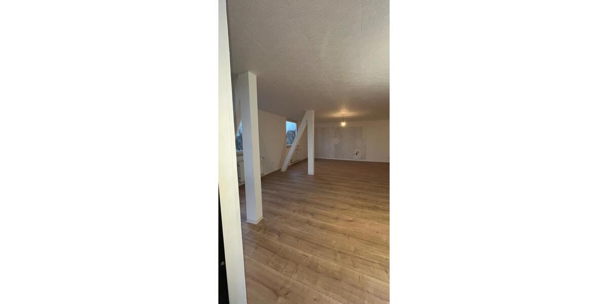 Dachgeschoßwohnung Duisburg Mittelmeiderich - 5 Zimmer, 140 m&sup2;, 1.050&euro; | Angebot:24681764
