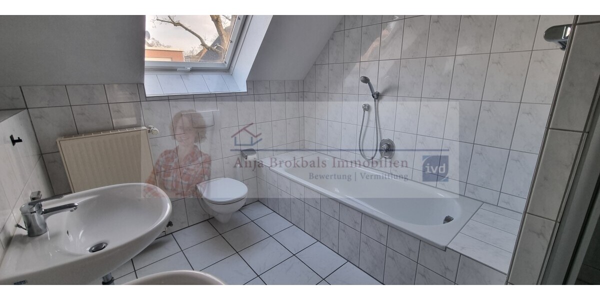 Platz für Auto und Motorrad: DHH, gr. Garage, ruhige Innenstadtlage - provisionsfrei für Käufer in Gütersloh - Doppelhaushälfte Gütersloh | Angebot:26794429