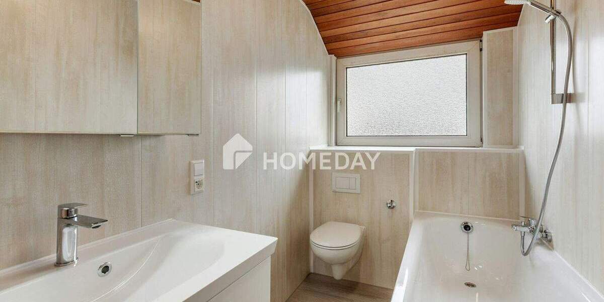 Charmante 2-Zimmer-Wohnung mit 60 m² Ausbaureserve im Spitzboden und Balkon 2 zimmer