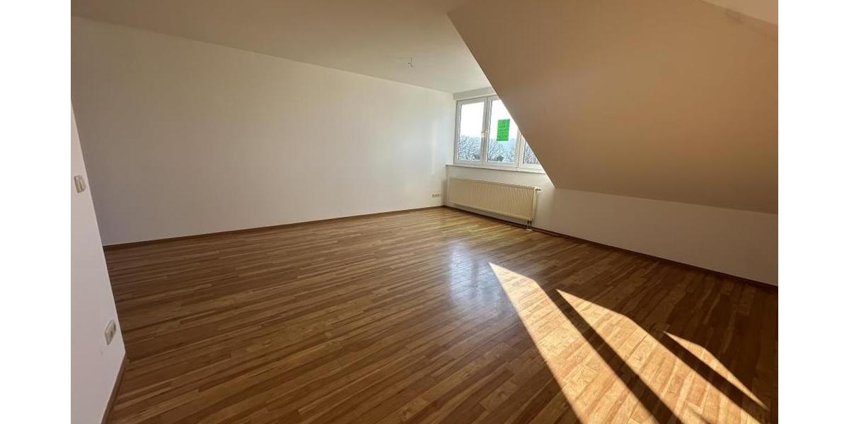 Sehr helle 2 Raum-Whg. mit Ausblick über die Stadt und Garage und *Bungalow auf dem Grundstück - Dachgeschoßwohnung Gera Ostviertel | Angebot:26334867