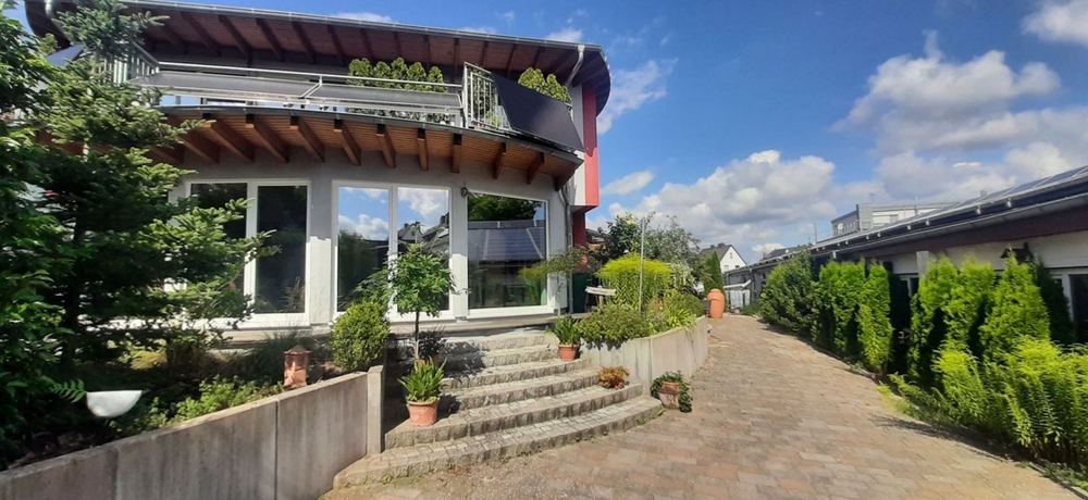 Ein Juwel der Nachhaltigkeit: Sonnenhaus bei Coburg - Zweifamilienhaus Rödental | Angebot:23787139