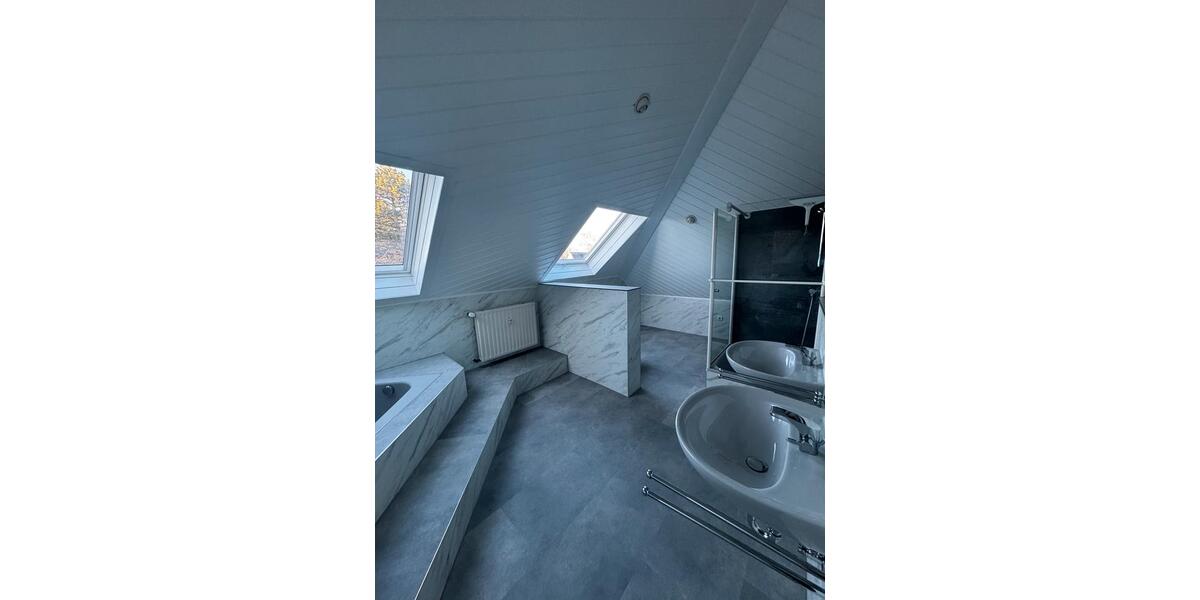 Dachgeschoßwohnung Iserlohn Sümmern - 3 Zimmer, 134 m&sup2;, 1.500&euro; | Angebot:24934997