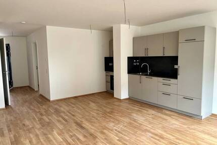 3-Zimmer-Wohnung mit EBK und Loggia zum Erstbezug!