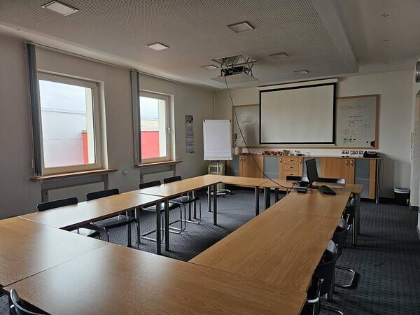 Gewerbeimmoblie mit Hallen- und Büroflächen zimmer