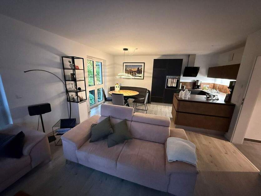 helle 3-Zi- Wohnung 1.OG mit großzügigem Balkon und Stellplatz 3 zimmer