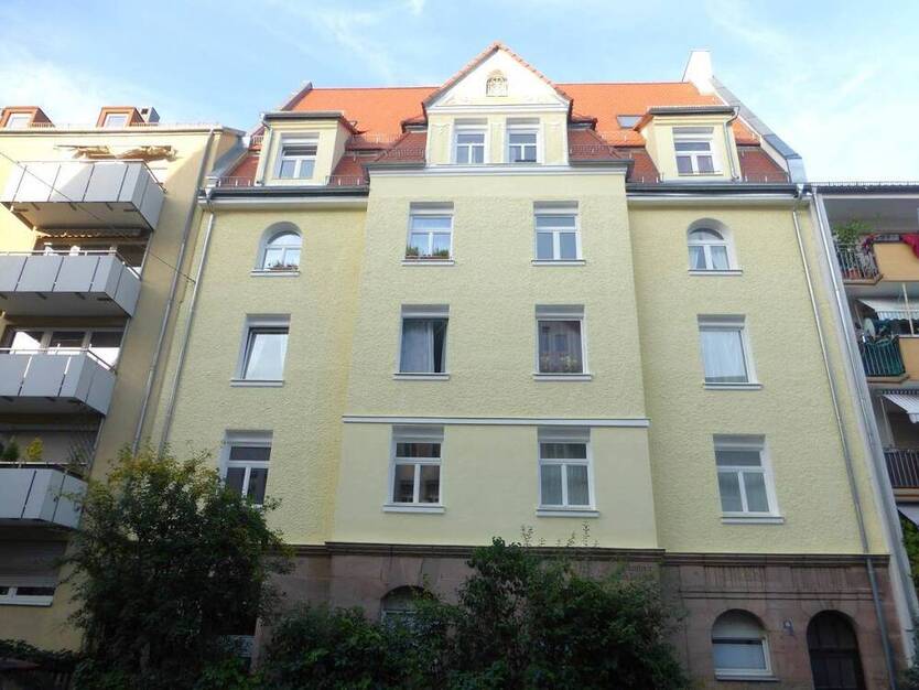 GEMÜTLICH WOHNEN IN CHARMANTEM ALTBAU! Hübsche, sanierte 3 ZW mit Einbauküche und Balkon nördlich des Wöhrder Sees.
