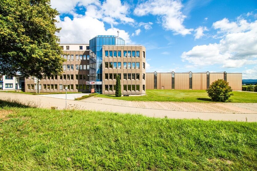 Attraktive GewerbeImmobilie mit großer Produktionshalle & Büroflächen - Teilflächen möglich!