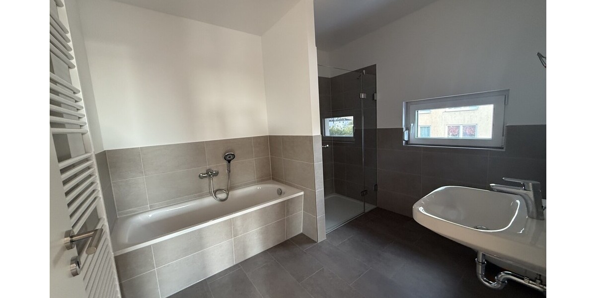 Lichtdurchflutetes Penthouse mit Sonnenterrasse und stilvollem Neubauflair - Einfamilienhaus Neubrandenburg Datzeberg | Angebot:27130830