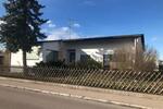 Haus mit diversen Garagen und großem Grundstück zimmer