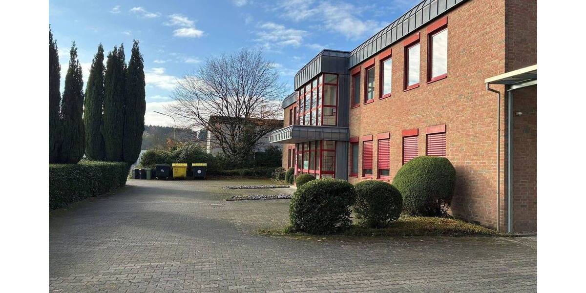 Gewerbeimmobilie Büros & ebenerdige Halle zimmer