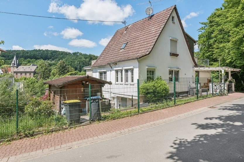 Vielseitiges Zweifamilienhaus mit Ausblick und Garten