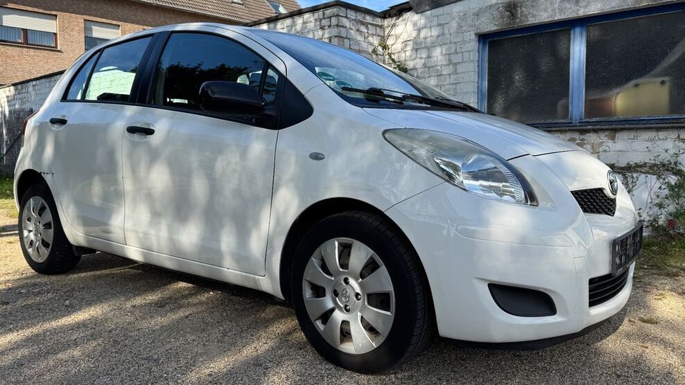 Toyota Yaris 236.000 km 2.499 € DÜREN 52353
