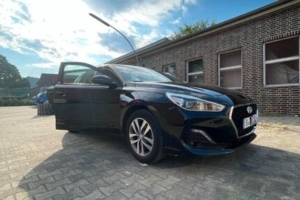 Hyundai i30 71.000 km 11.900 &euro; Berlin 10825