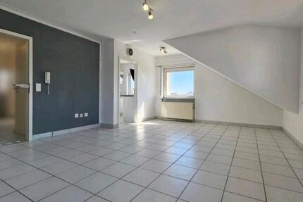 Helle Dachgeschosswohnung mit Balkon & Garage zu vermieten zimmer