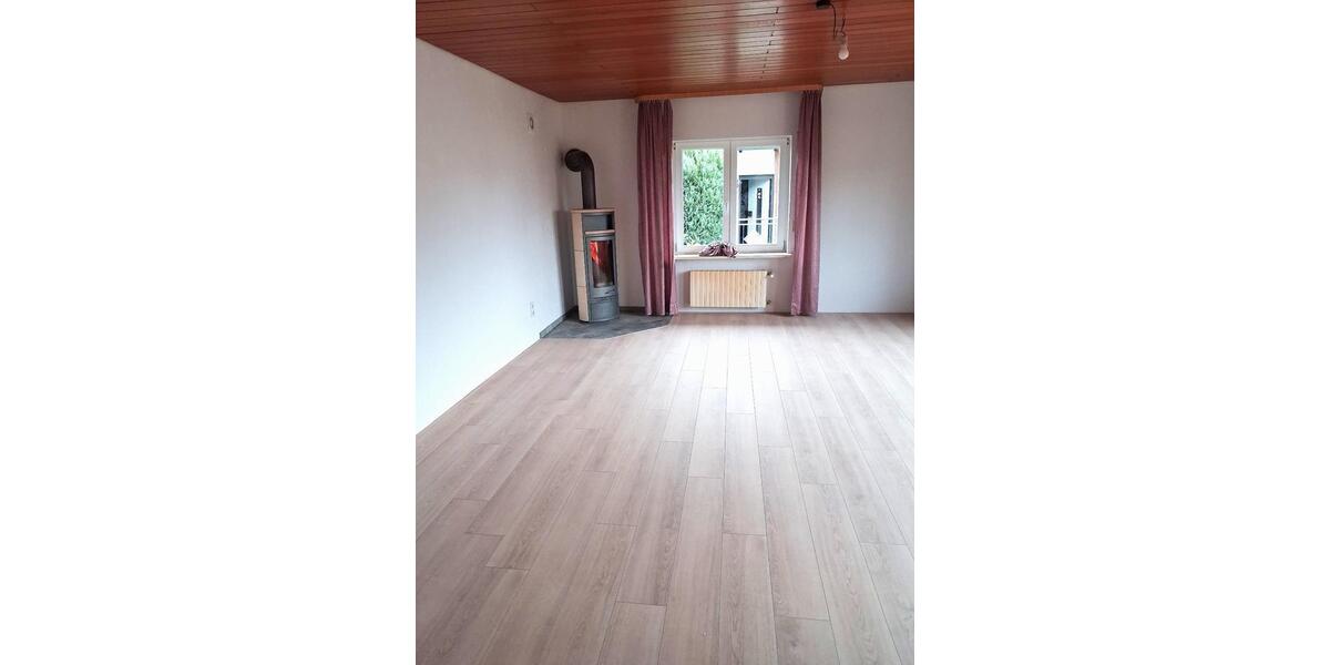 Wohnung zu vermieten. Im 2 Fam. Haus, e 4ZKB, 110 m², ruhige Lage 4 zimmer