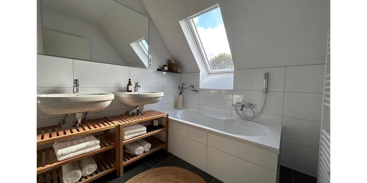 Einfamilienhaus Upgant-Schott Schott - 10 Zimmer, 250 m&sup2;, 2.200&euro; | Angebot:25450756