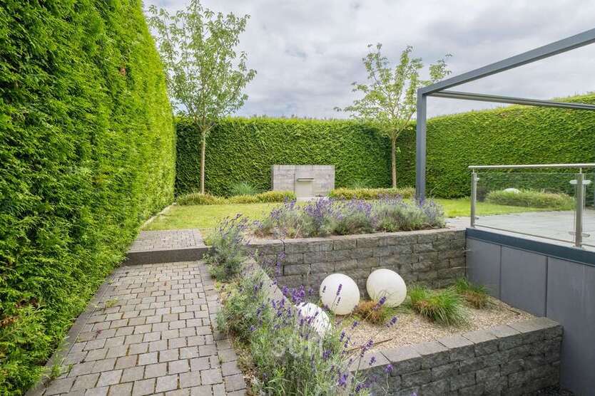 Haus zum Kaufen in Frankfurt am Main 1.890.000 € 240 m²