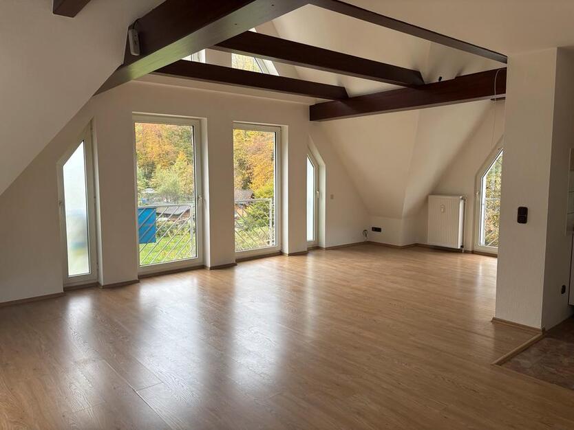 Schöne 4-Zimmer-Dachgeschoss-Wohnung in der 2. Etage zimmer