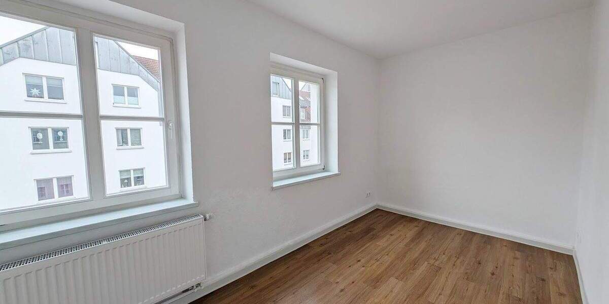 Hell & Renoviert! 3 Zimmer + Esszimmer, Vinyl-Boden, Tageslichtbad + 2 Abstellräume + gute Lage 3 zimmer