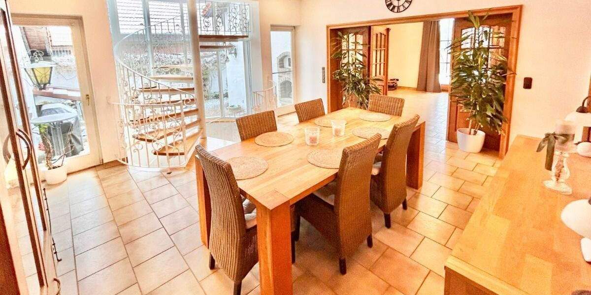 schönes, ruhiges und zentral gelegenes Einfamilienhaus mit zwei Garagen zu verkaufen 1 zimmer