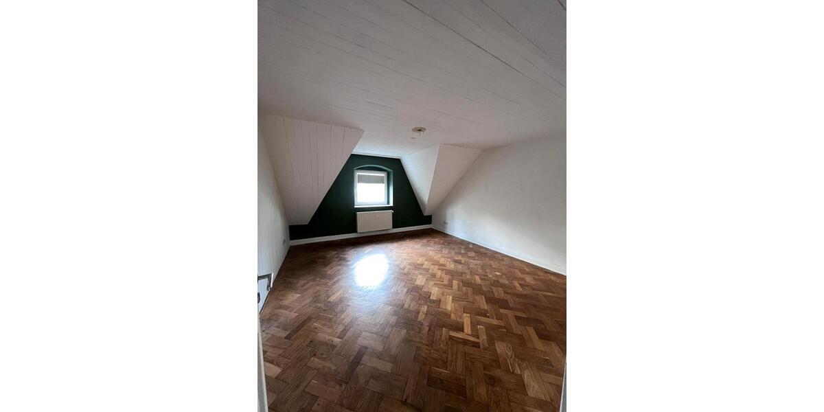 Dachgeschoßwohnung Hennef (Sieg) - 3 Zimmer, 120 m&sup2;, 1.200&euro; | Angebot:26286790