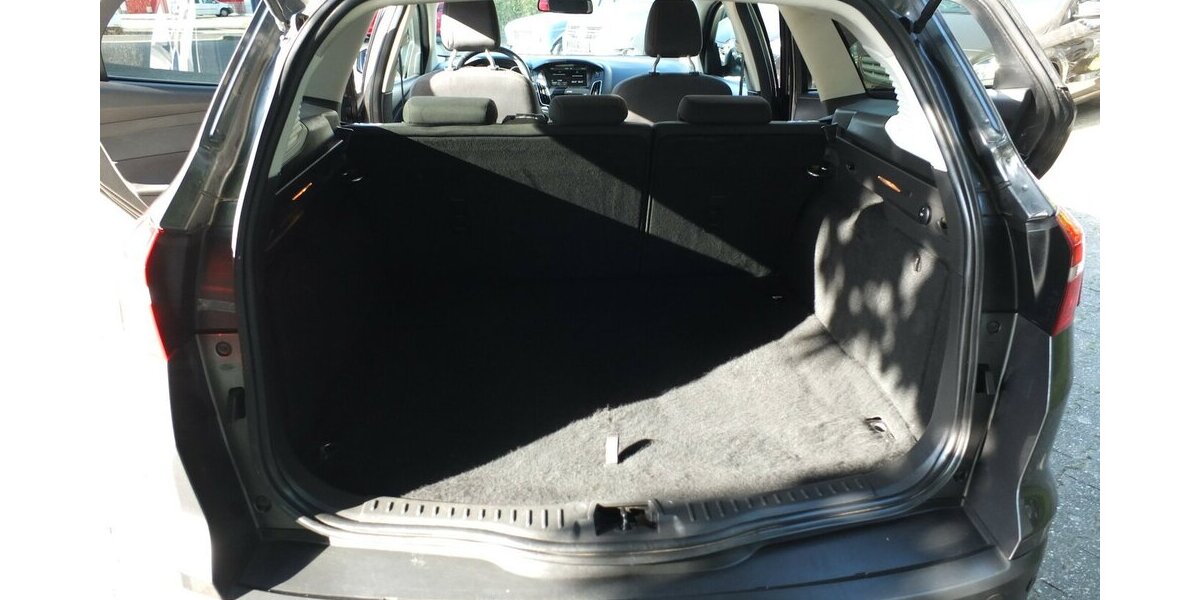 Ford Focus TITANIUM NAVI KLIMAAUTOMATIK EINPARKHILFE 134.288 km 7.798 &euro; Köln 50858