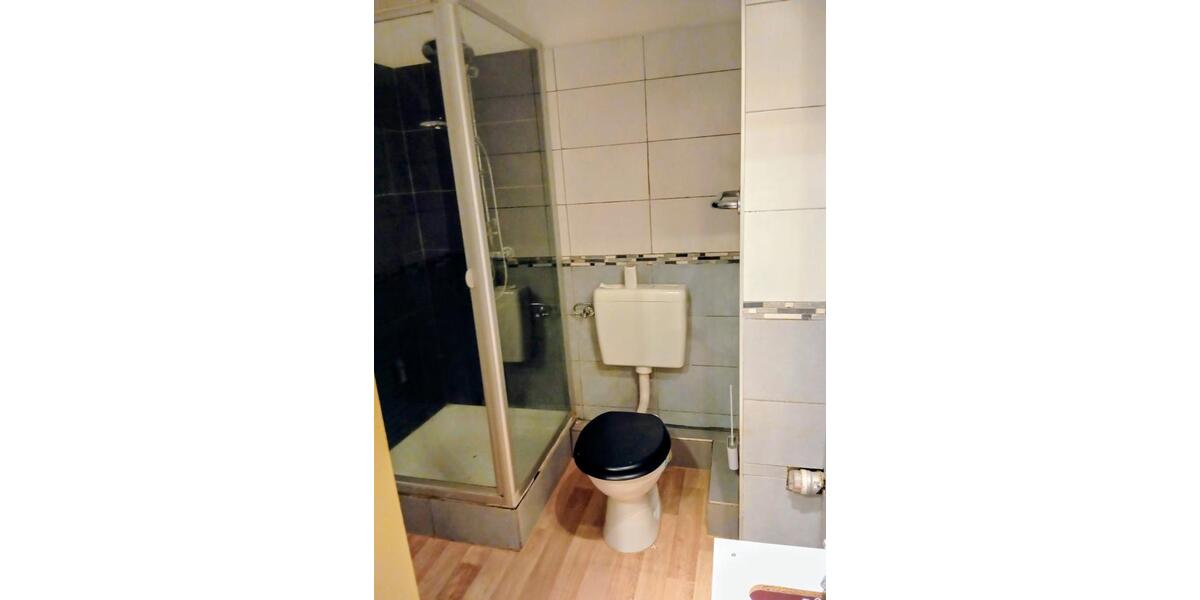 Zimmer-Appartement mit Balkon über die gesamte Breite. 1 zimmer