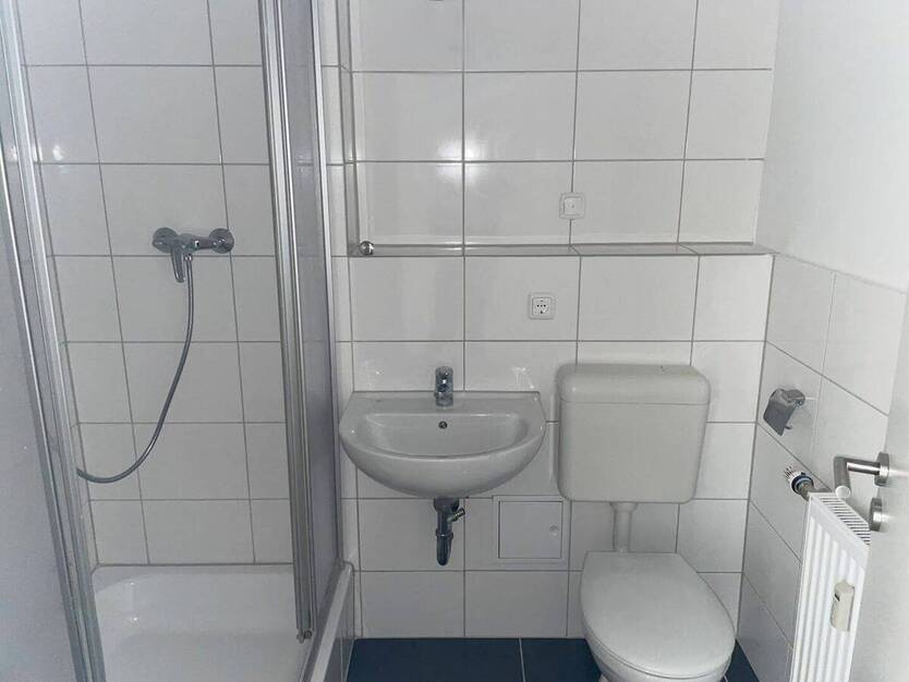 **Frisch renoviert** Zentrale Lage, 2 Zimmer, Balkon, guter Schnitt, Aufzug, Stellplatz 2 zimmer