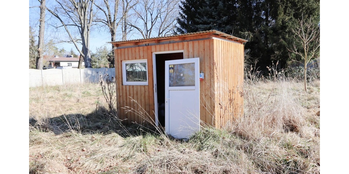 Großer Garten - voll umzäunt - Strom liegt an zimmer