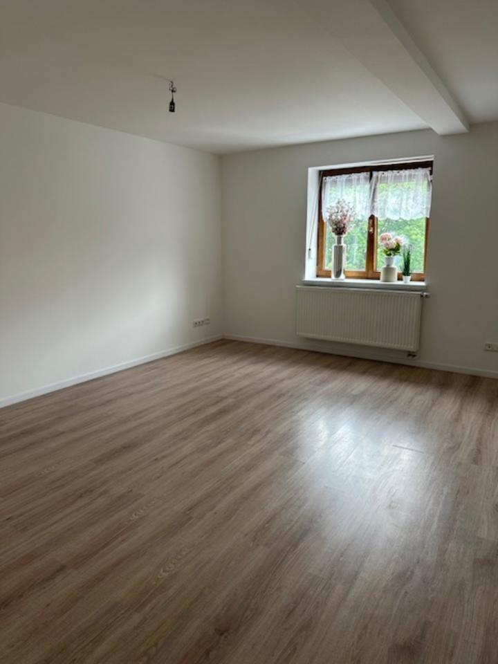 Großzügiges Haus mit Garten und Balkon