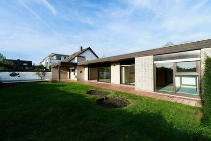 Premium-Grundstück mit Architektenbungalow und unverbaubarem Blick in Meerbusch-Büderich! 5 zimmer