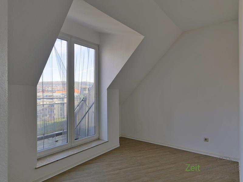 (12536_74) MGN: sonnige Dachwohnung mit 2 Balkons in der Heimstraße, Hausmeisterdienste inklusive, EBK mgl. 3 zimmer