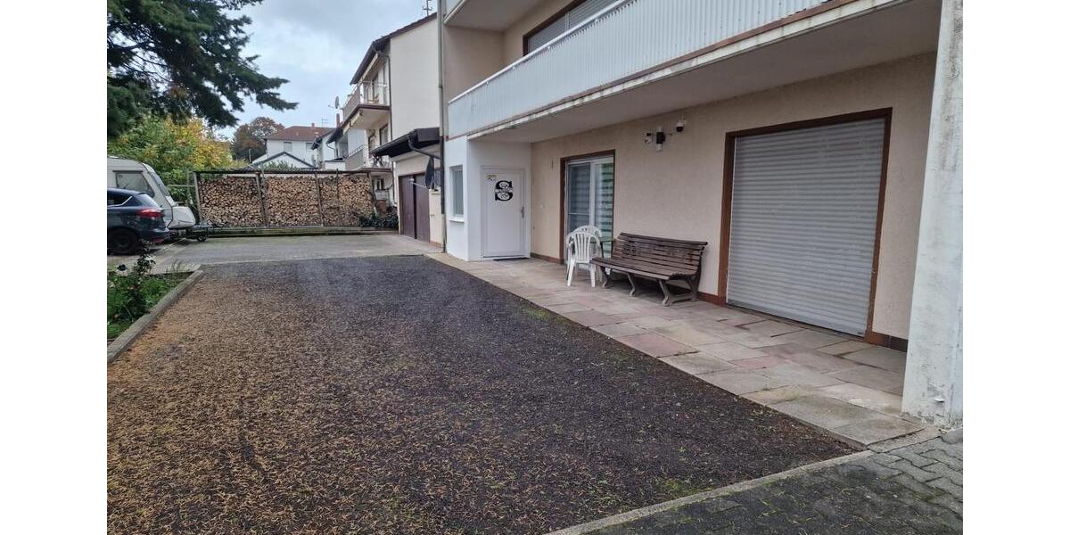 EG-Wohnung 2 Garagen,4 Stellplätze und Garten 3 zimmer