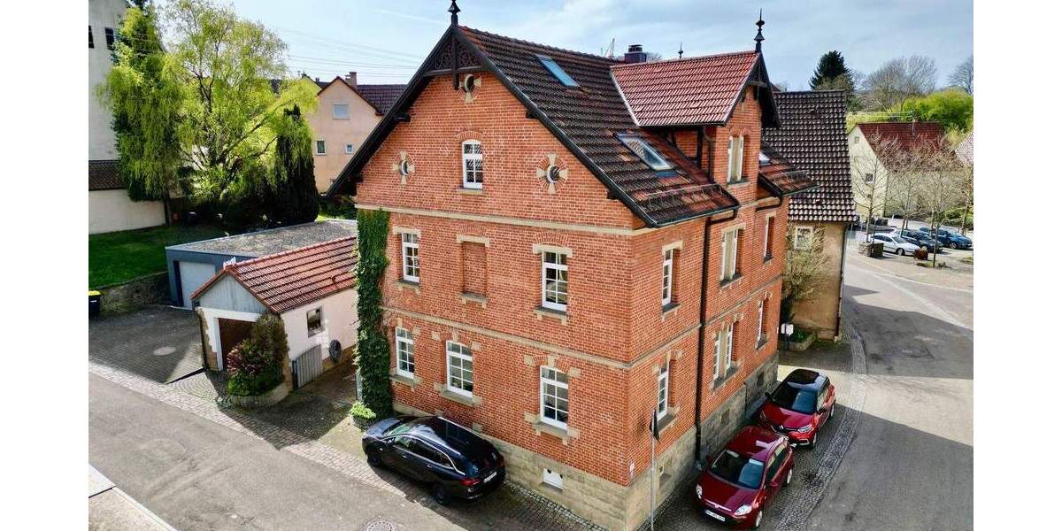 Historische Immobilie im Schweizer Stil: Saniertes Dreifamilienhaus mit Garten & Garage 8 zimmer