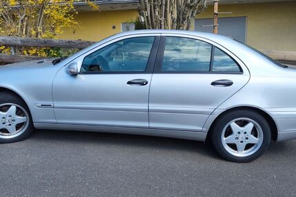 Mercedes-Benz 240 67.000 km 7.900 &euro; Hohenstein 65329