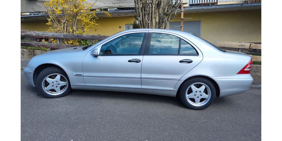 Mercedes-Benz 240 67.000 km 7.900 &euro; Hohenstein 65329