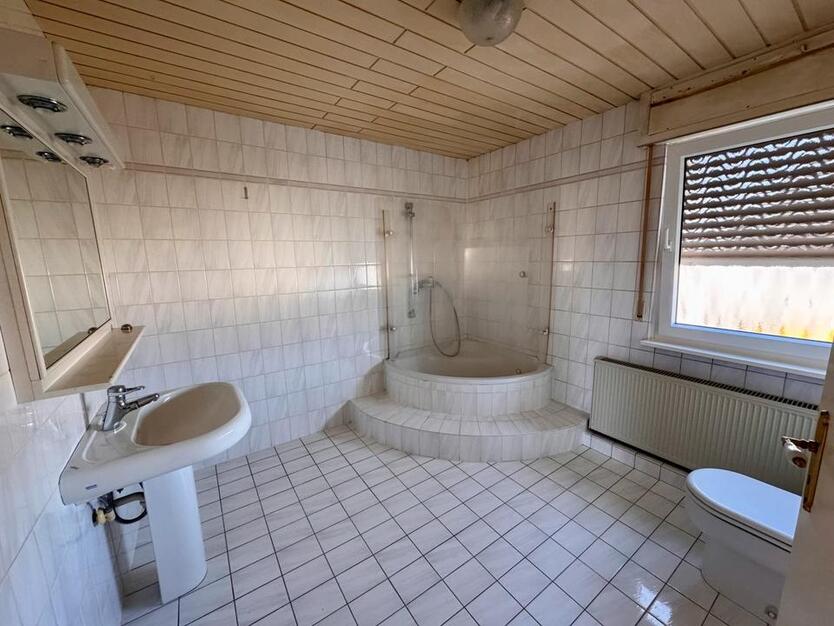 Ein- bis Zweifamilienhaus mit viel Potential