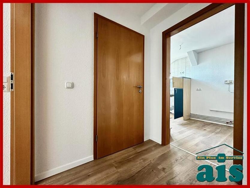 ais-GmbH bietet an: Renovierte 4 Zimmer Wohnung in der Südstadt.
