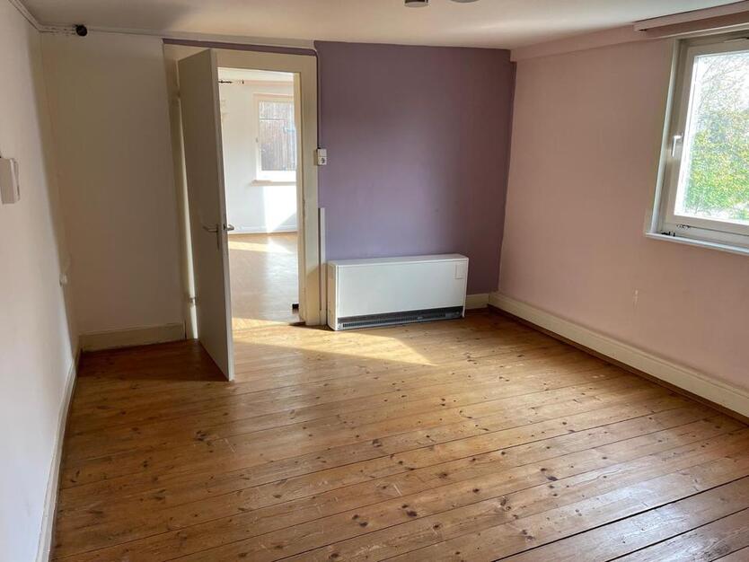 Zum Verkauf: renovierungsbedürftiges Mehrfamilienhaus in Unterjes zimmer