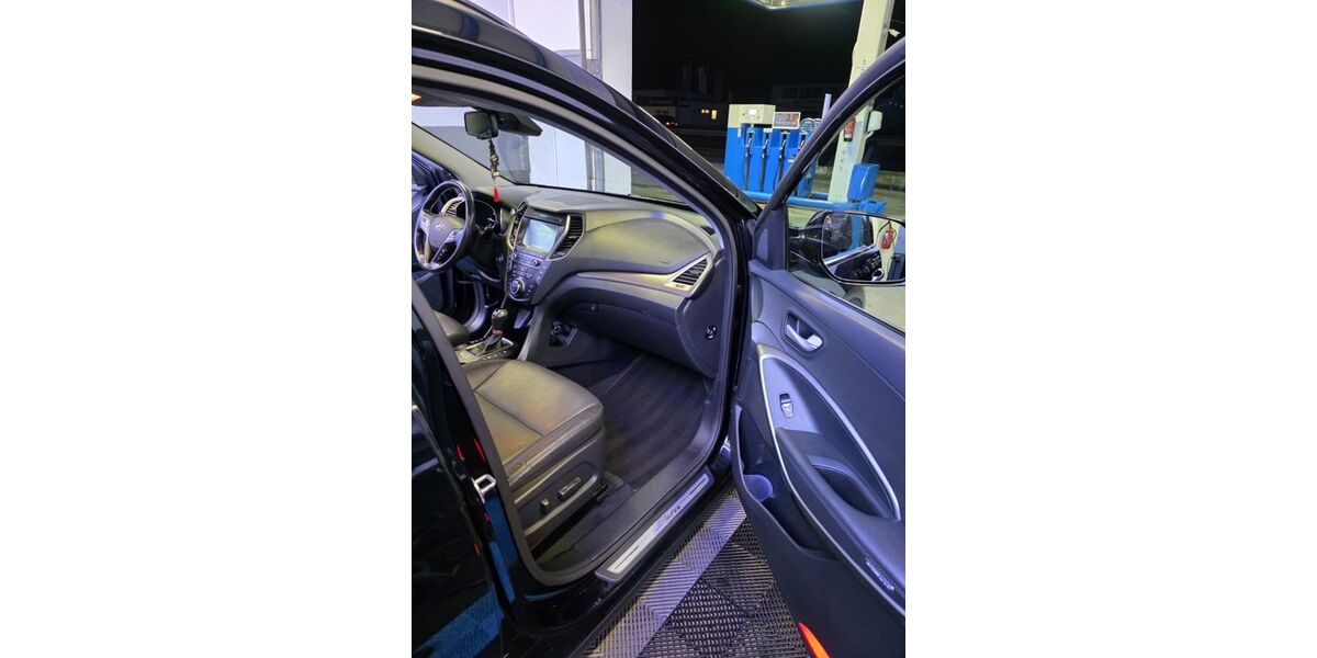 Hyundai Grand Santa Fe 215.800 km 17.400 &euro; Köln 50829