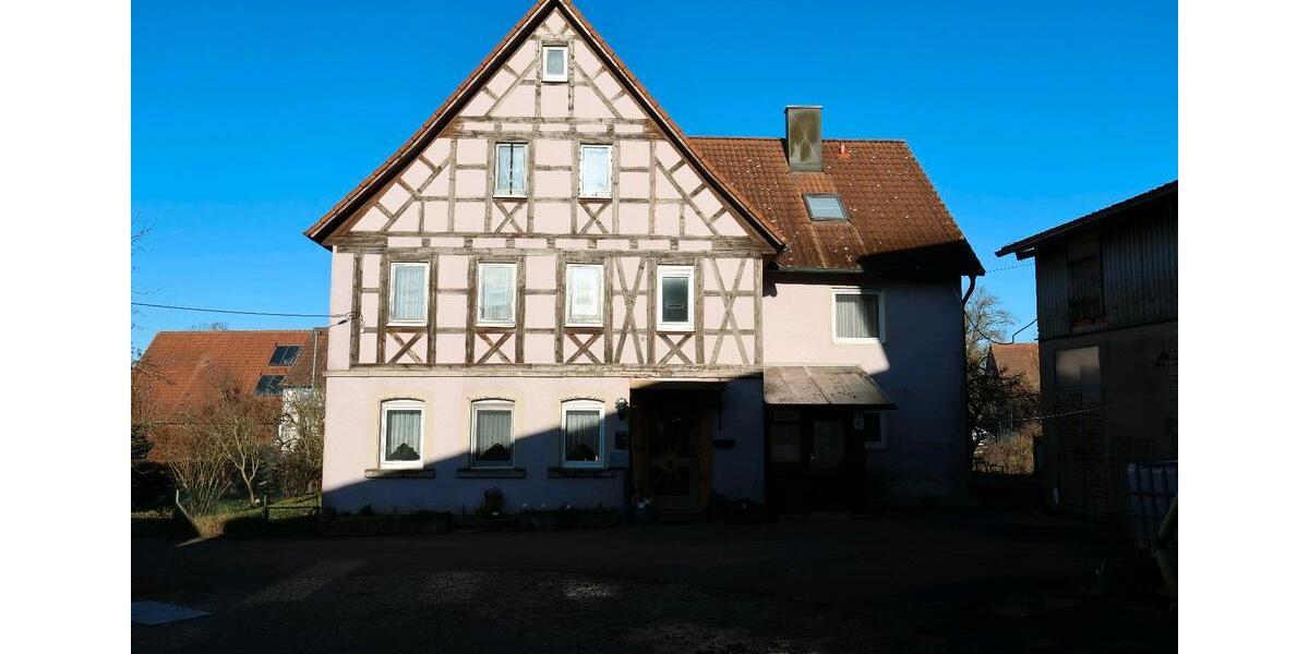 Hofstelle mit Wohnhaus inkl. Scheune und Stallungen 12 zimmer